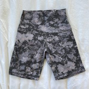 Lululemon Align Grey/Purple/Black Floral Shorts 6 inch inseam size 2